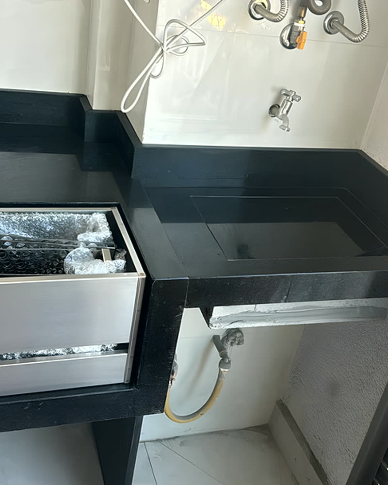 Área de serviço com bancada de granito preto