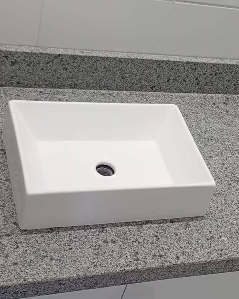 Bancada de banheiro em mármore claro