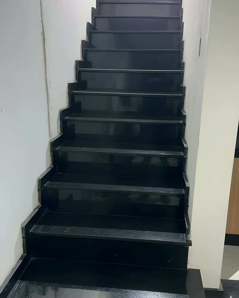 Escada revestida em granito preto