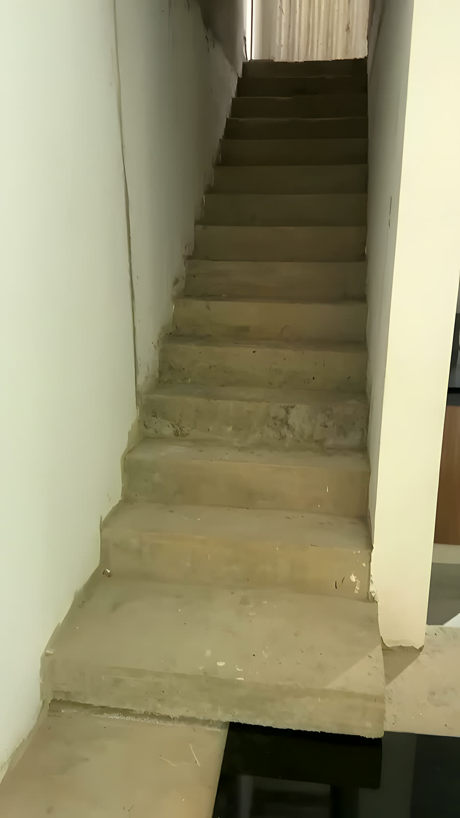 Escada em concreto antes do revestimento