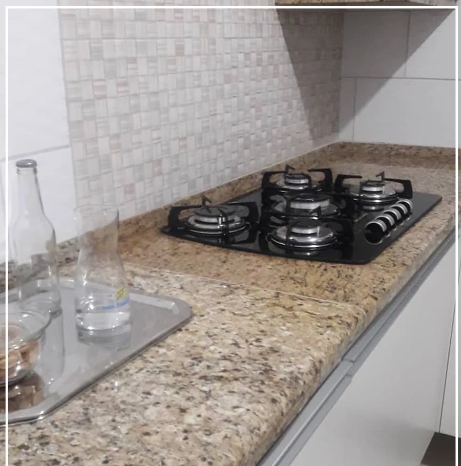 Bancada de granito claro com cooktop