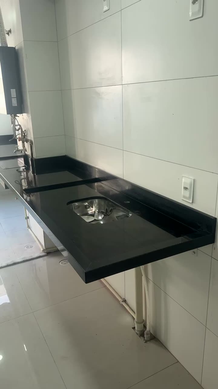 Bancada de granito preto em cozinha entregue
